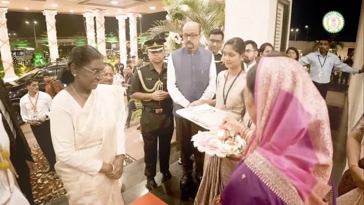 माननीय राष्ट्रपति श्रीमती द्रौपदी मुर्मु जी का मुख्यमंत्री निवास, नवा रायपुर में मुख्यमंत्री श्री विष्णु देव साय ने किया सपरिवार स्वागत एवं अभिनंदन...
#PresidentOfIndia #DroupadiMurmu #Chhattisgarh #VishnuDeoSai