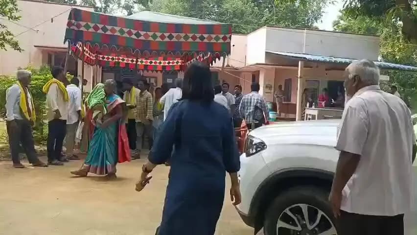 నూజివీడు: నూజివీడు ఎంపీడీవో కార్యాలయంలో నామినేషన్ల స్వీకరణ ప్రక్రియను తనిఖీ నిర్వహించిన సబ్ కలెక్టర్ వినూత్న