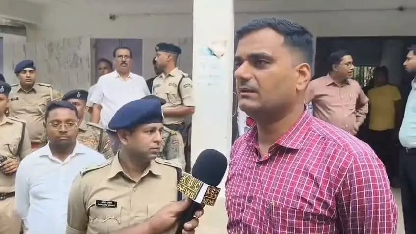 जिला पदाधिकारी कटिहार आशुतोष द्विवेदी एवं पुलिस अधीक्षक कटिहार परिचय कुमार कोढ़ा प्रखंड में विभिन्न मतदान केंद्र में चल रहे मतदान केंद्र का निरीक्षण करने के क्रम में मीडिया कर्मी गण से वार्ता करते हुए।
Information & Public Relations Department, Government of Bihar Chief Electoral Officer, Bihar Election Commission of India #katihar