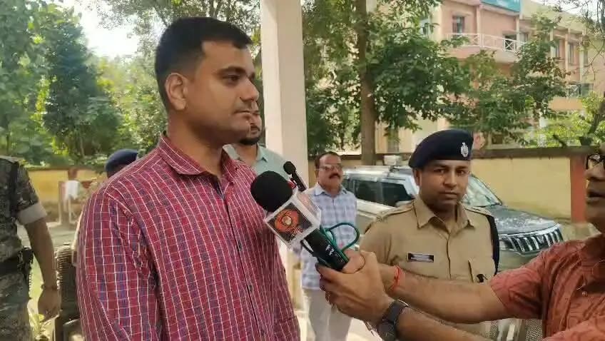जिला पदाधिकारी कटिहार आशुतोष द्विवेदी एवं पुलिस अधीक्षक कटिहार परिचय कुमार कोढ़ा प्रखंड में विभिन्न मतदान केंद्र में चल रहे मतदान केंद्र का निरीक्षण करने के क्रम में मीडिया कर्मी गण से वार्ता करते हुए।
Information & Public Relations Department, Government of Bihar Chief Electoral Officer, Bihar #katihar