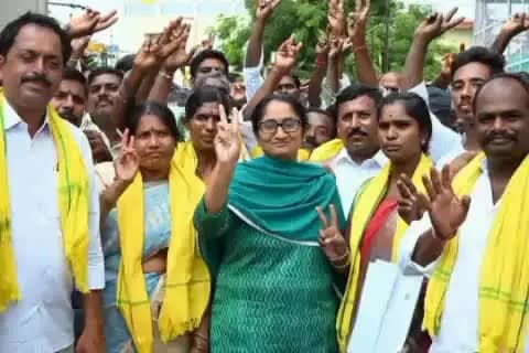 పెనుగొండ: పెనుకొండ: మంత్రి సవితను కలిసిన ఎంపీటీసీ అభ్యర్థులు