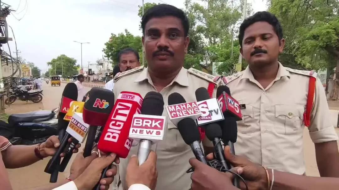శ్రీశైలం: ఆత్మకూరు పట్టణంలో సుప్రీంకోర్టు గైడ్ లైన్స్ తూచా తప్పకుండా పాటిస్తూ ఎన్నికలకు బందోబస్తు నిర్వహిస్తున్నాం: CI మహేశ్వరరెడ