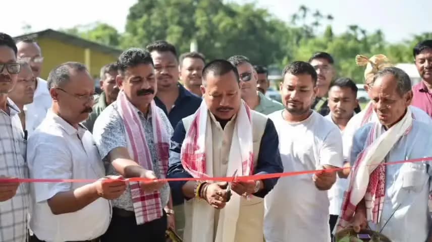সাপেখাতী: ‘অসম দৰ্শন’ আঁচনিৰ অধীনত মাহমৰাৰ চেলেংগাঁও বৰনামঘৰত নিৰ্মিত বাউণ্ডেৰী ৱাল উদ্বোধন বিধায়ক সূৰুয দিহিঙীয়াৰ।