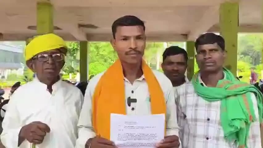 बोडला: कर्ज चुकाने के बाद भी KCC कर्ज से परेशान किसान ने डीएम को सौंपा ज्ञापन