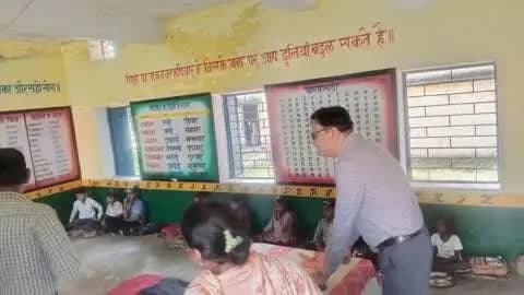 टीकमगढ़: ग्राम चरपुवां के स्कूल में कलेक्टर ने बच्चों से गणित के सवाल हल करवाकर परखी शैक्षणिक गुणवत्ता