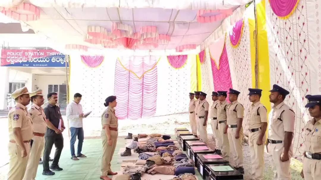 అసిఫాబాద్: తిర్యాని పోలీస్ స్టేషన్ ను తనిఖీ చేసిన అసిఫాబాద్ జిల్లా ఎస్పీ నితిక పంత్