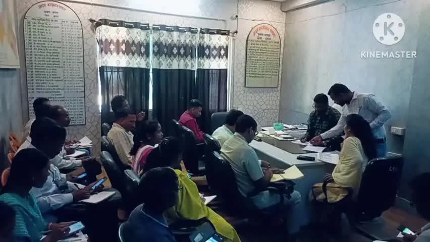 घाघरा: घाघरा सीओ सह बीडीओ ने कार्यालय कक्ष में कर्मियों संग की समीक्षा बैठक, दिए कई दिशा-निर्देश