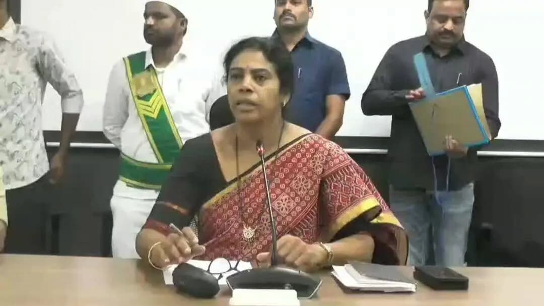 అసిఫాబాద్: ఆర్టిఐ దరఖాస్తుల పరిష్కారంలో నిర్లక్ష్యం వద్దు: జిల్లా కలెక్టర్ హరిత