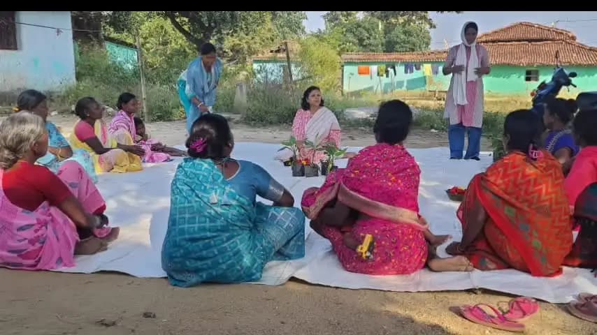किस्को: खेत बचाव अभियान के तहत तिसिया नवाटोली में किसानों को किया गया जागरूक
कृषि विज्ञान केंद्र की वरीय वैज्ञानिक डॉ. किरण सिं