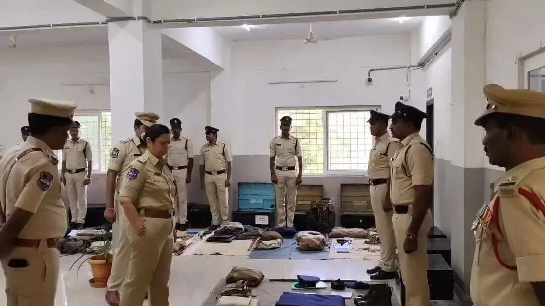 అసిఫాబాద్: రెబ్బెన పోలీస్ స్టేషన్ ను ఆకస్మిక తనిఖీ చేసిన జిల్లా ఎస్పీ నీతిక పంత్