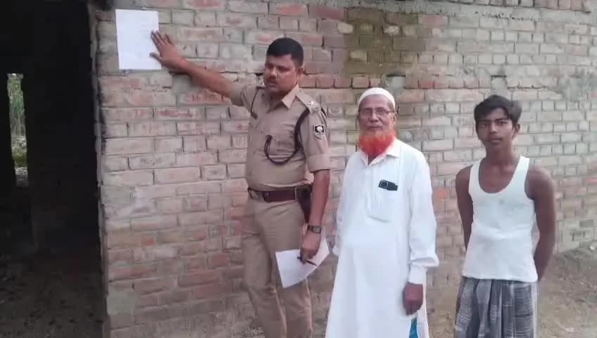 डुमरा: सीतामढ़ी: बैद्यनाथ महतो हत्याकांड, मो. एजाज के घर इश्तिहार चस्पा, सरेंडर न करने पर होगी कुर्की