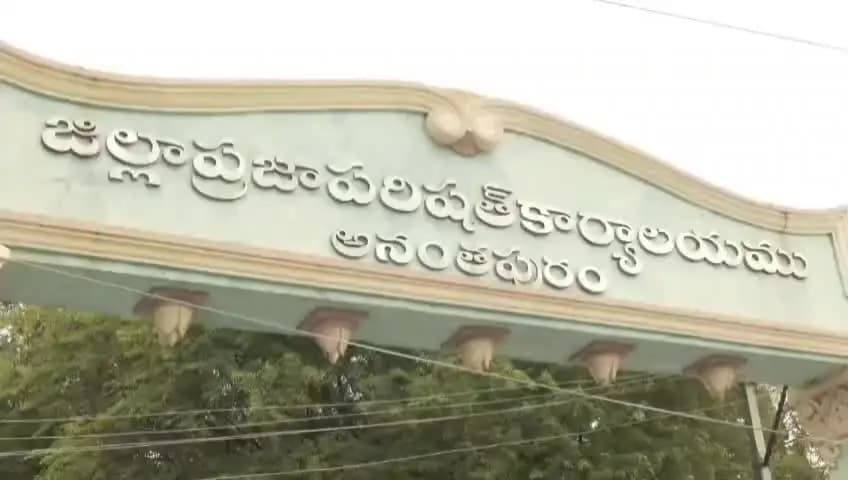 అనంతపురం అర్బన్: ఎల్లనూరు టిడిపి జడ్పిటిసిగా ఎంటెక్ చదివే అమ్మాయిని పోటీలో పెడుతున్నామని తాడపత్రి మాజీ మున్సిపల్ చైర్మన్ జెసి ప్రభాకర్ రె