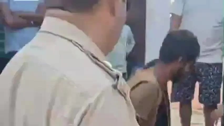 मड़िहान: मड़िहान थाना क्षेत्र में बेटे ने पिता की चोरी हुई बाइक चोर के पास से मिली 15 से 20 मास्टर चाबियाँ पुलिस को सौंपा