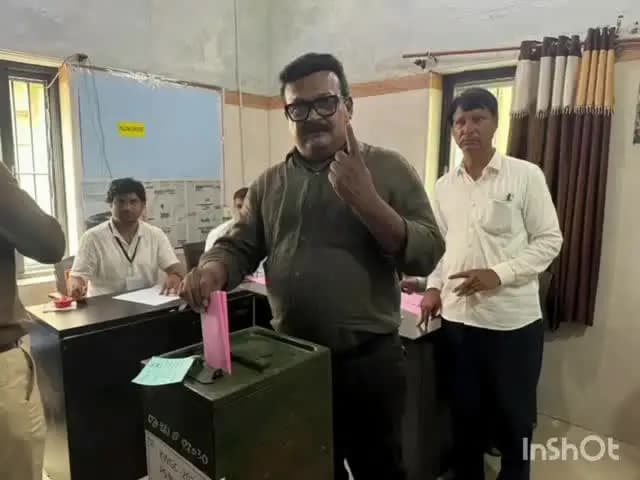 ರಾಣೇಬೆನ್ನೂರು: ನಗರದಲ್ಲಿ ಮತ ಚಲಾಯಿಸಿದ ಶಾಸಕ ಕೋಳಿವಾಡ
