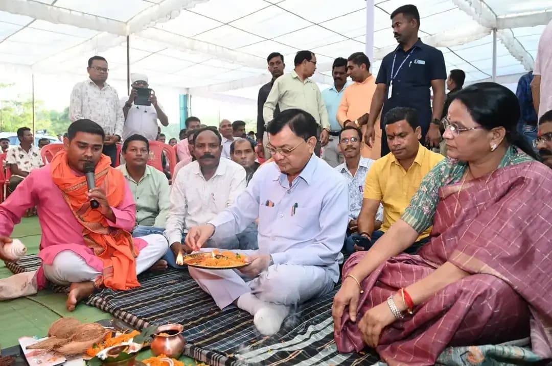 कैबिनेट मंत्री श्री लखन लाल देवांगन और महापौर श्रीमती संजू देवी राजपूत ने आज ढोढ़ीपारा स्थित रशियन हॉस्टल के समीप आयोजित लोकार्पण एवं भूमिपूजन कार्यक्रम में शामिल हुए। इस अवसर पर विभिन्न समाजों एवं वार्डों में कुल 96.76 लाख रुपये के विकास कार्यों का लोकार्पण एवं भूमिपूजन किया गया।
वार्ड क्रमांक 15 में जीटी हॉस्टल, सीएसईबी के नहर पुल के समीप बरेठ समाज की मांग पर डीएमएफ मद से 15 लाख रुपये की लागत से निर्मित सामुदायिक भवन का लोकार्पण किया गया। इसके साथ ही वार्ड क्रमांक 18 कोहड़िया एवं आसपास के क्षेत्रों में 81.76 लाख रुपये के विभिन्न विकास कार्यों का भूमिपूजन किया गया।
#SushasanSarkar
#KorbaDistrict
#Chhattisgarh