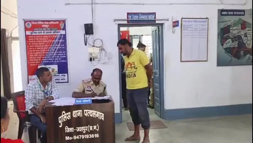 पत्थलगांव: बल्ब चोर का अनोखा अंदाज! बाइक की सीट पर कुर्सी रखकर करता था चोरी, पत्थलगांव पुलिस ने पकड़ा