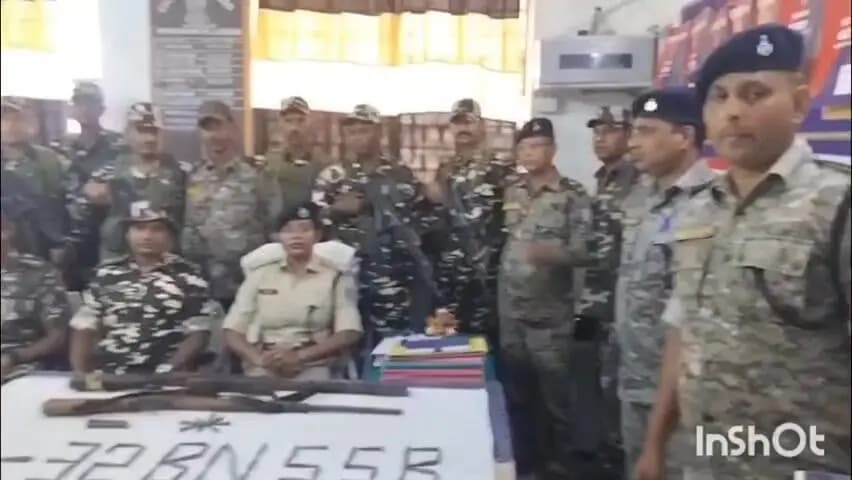 महुआडांड़: सशस्त्र सीमा बल और लातेहार जिला बल ने नक्सलियों के छिपाए हथियारों का जखीरा 3 अलग स्थानों से बरामद किया