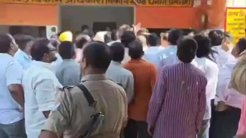 धनौरा: मंडी धनौरा ब्लॉक में सपा एमएलसी प्रत्याशी और भाजपा कार्यकर्ताओं के बीच तीखी नोकझोंक, जमकर हंगामा