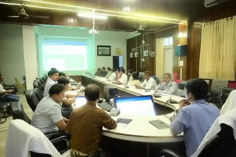 নগাঁও: . নগাঁৱত পঞ্চায়ত আৰু গ্ৰামোন্নয়ন বিভাগৰ আঁচনিৰ অগ্ৰগতিৰ পৰ্যালোচনা জিলা আয়ুক্তৰ