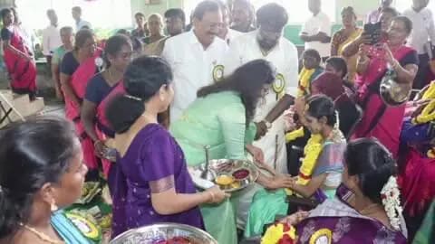ஆற்காடு: ஆற்காடு பகுதியில் வெகு விமர்சையாக நடைபெற்ற சமுதாய வளைகாப்பு விழா அமைச்சர் காந்திராஜ் பங்கேற்று சீர்வரிசை பொருட்களை வழங்கினார்