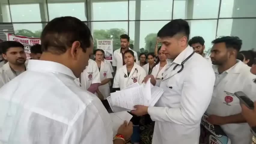 इंदौर: इंदौर में डॉक्टरों की हड़ताल शुरू, कांग्रेस नेता हुए शामिल