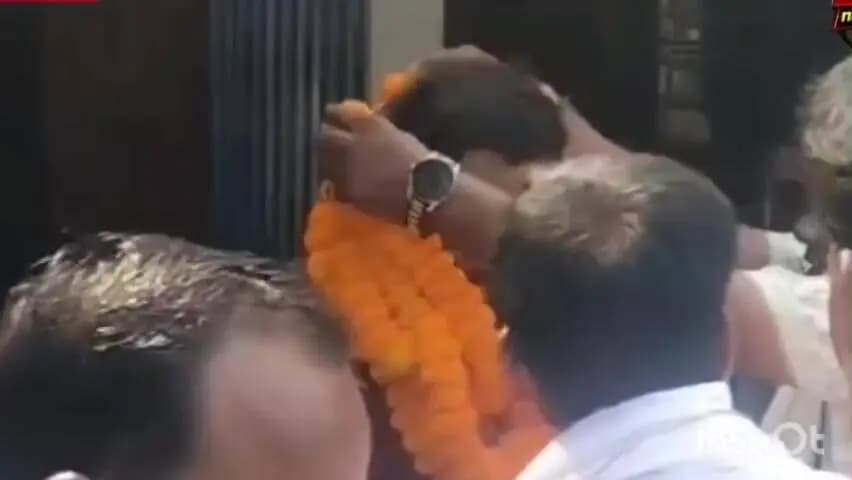 उदयपुर धरमजयगढ़: थाना प्रभारी रोशन कौशिक की तत्परता से जबलपुर से मिली दामिनी साहू, परिजनों ने भूपदेवपुर पुलिस का सम्मान किया