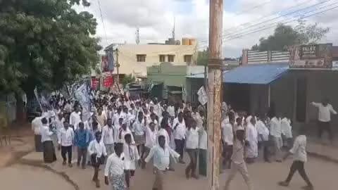కళ్యాణదుర్గం: కంబదూరులో భారీ ర్యాలీతో వెళ్లి నామినేషన్లు దాఖలు చేసిన వైసీపీ ఎంపీటీసీ అభ్యర్థులు