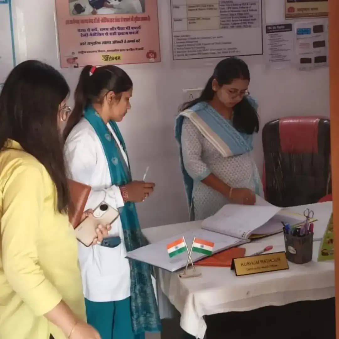 मुख्य कार्यपालन अधिकारी जिला पंचायत श्रीमती अर्चना कुमारी ने उप स्वास्थ्य केंद्र पसला का निरीक्षण कर स्वास्थ्य सेवाओं एवं उपलब्ध सुविधाओं का जायजा लिया। उन्होंने केंद्र में दवाइयों एवं जांच किट (टेस्ट किट) की उपलब्धता तथा गर्भवती महिलाओं की प्रसवपूर्व जांच (एएनसी) से संबंधित व्यवस्थाओं की जानकारी प्राप्त की।
निरीक्षण के दौरान श्रीमती अर्चना कुमारी ने गर्भवती महिलाओं की नियमित एएनसी जांच, आवश्यक स्वास्थ्य परीक्षण तथा जांच किट की उपलब्धता के संबंध में स्वास्थ्यकर्मियों से जानकारी ली। उन्होंने निर्देश दिए कि गर्भवती महिलाओं की समय पर प्रसवपूर्व जांच सुनिश्चित की जाए तथा आवश्यक जांच एवं स्वास्थ्य सेवाएं उपलब्ध कराई जाएं, जिससे मातृ एवं शिशु स्वास्थ्य की बेहतर देखभाल हो सके।
#anuppur
@jansamparkmp