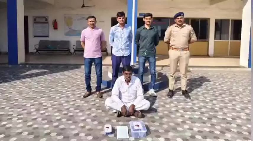 ભચાઉ: સામખિયાળી પોલીસ દ્વારા ગાંજાના જથ્થા સાથે એક આરોપી ઝડપાયો,NO DRUGS IN EAST KUTCH CAMPAIGN અંતર્ગત કાર્યવાહી