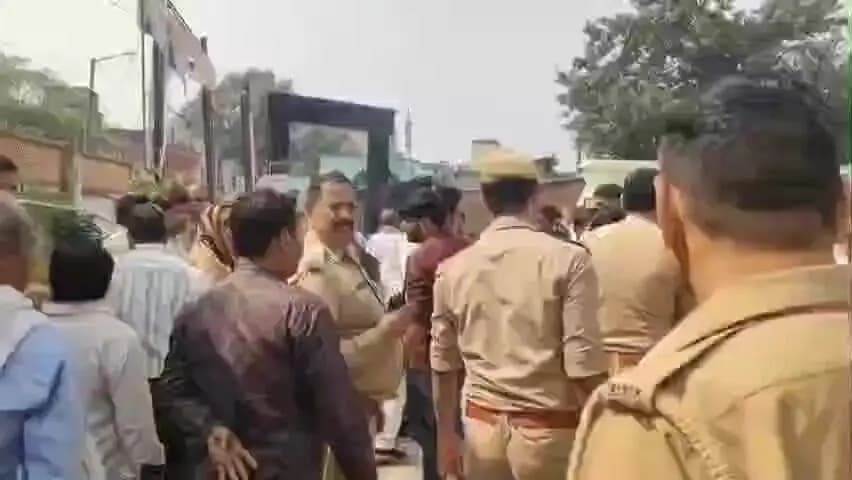 पटियाली: जनपद कासगंज के पटियाली बूथ पर MLC चुनाव में भाजपा और सपा के कार्यकर्ताओं के बीच जमकर हुई कहासुनी