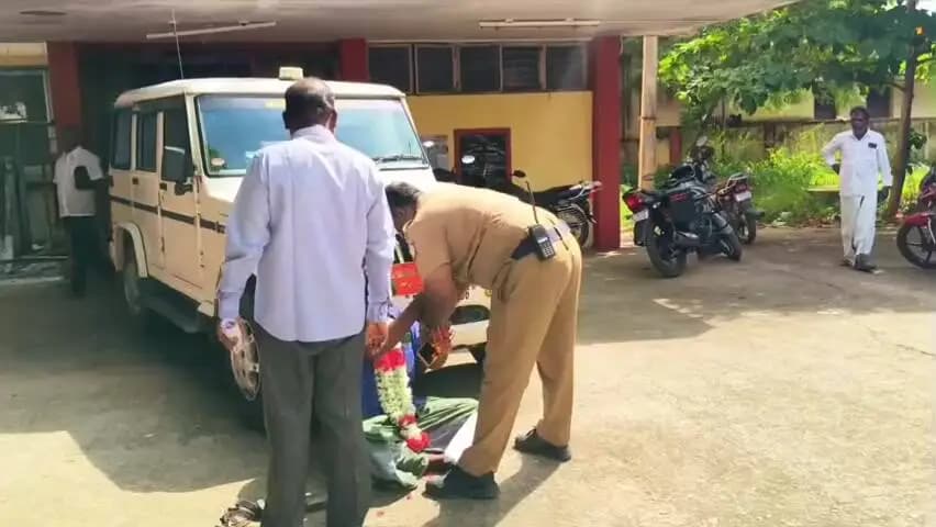 சங்கராபுரம்: வருவாய் வட்டாட்சியர் அலுவலகத்தில் கோட்டாட்சியரின் கார் முன்பாக விவசாயி ஒருவர் மாலை அணிந்து கொண்டு பெட்ரோல் கேனுடன் தரையில் படுத்து தர்ணா