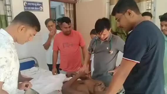 সাব্রুম: হরিনায় সড়ক দুর্ঘটনায় আহত ব্যাক্তিকে নিজ গাড়ী দিয়ে সাব্রুম মহকুমা হাসপাতালে পৌঁছে দিলেন বিরোধী দলনেতা জীতেন্দ্র চৌধুরী