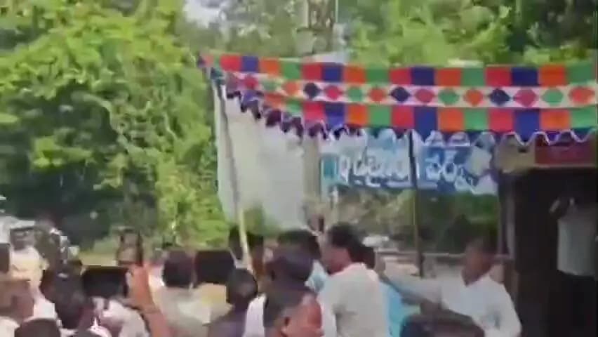 సత్తెనపల్లె: బెల్లంకొండలో ఉద్రిక్తత.. పోలీసుల లాఠీఛార్జ్