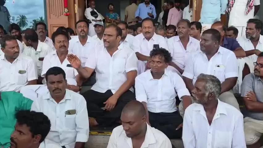 சங்கராபுரம்: கள்ளக்குறிச்சி மாவட்ட ஆட்சியர் அலுவலக வளாகத்தில் சங்கராபுரம் சட்டமன்ற உறுப்பினர் தர்ணாவில் ஈடுபட்டதால் பரபரப்பு