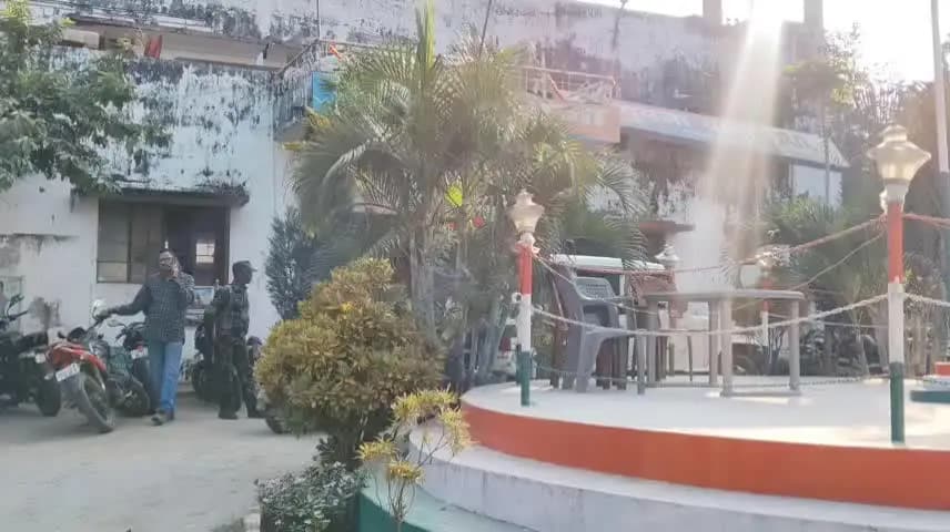 गुमला: ऑनलाइन पेमेंट के नाम पर ₹17 हजार की ठगी, आरोपी को पकड़कर पुलिस को सौंपा