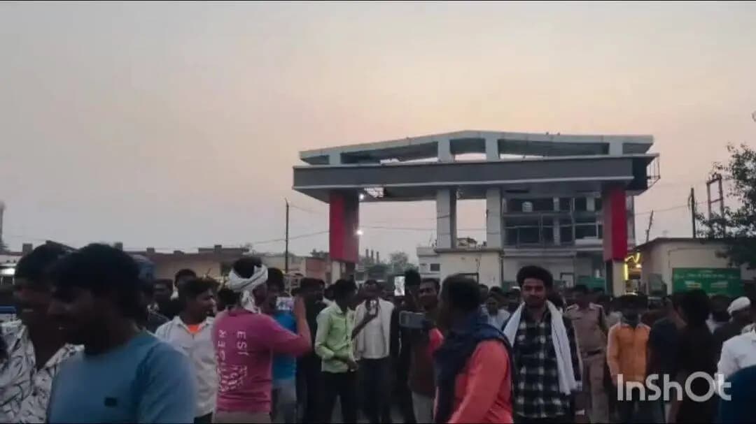 आरोन: आरोन मंडी में भारी भीड़ अव्यवस्थाओं से परेशान किसानों ने मंडी गेट पर किया जाम, पहुंचे अधिकारी, एसडीएम ने बैठक की