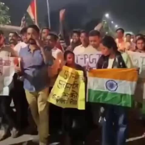 सदर: प्रयागराज में TGT-PGT भर्ती में पुरानी नियमावली बहाल करने की मांग को लेकर आंदोलन कर रहे छात्रों ने दी चेतावनी