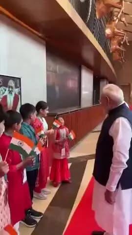 पेशरार: बच्चों के सामने पीएम मोदी का खास अंदाज, भाजपा नेता पवन तिग्गा ने की सराहना; वीडियो चर्चा में