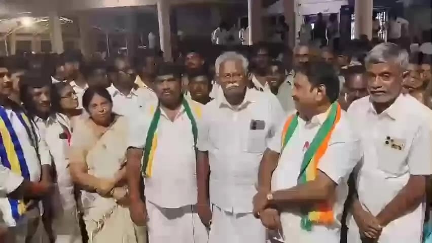 ஈரோடு: மாவட்ட ஆட்சியர் அலுவலகத்தில் காலிங்கராயன் கால்வாயில் உடனே தேநீர் திறக்க விவசாயிகள் கோரிக்கை வைத்து ஆர்ப்பாட்டத்தில் ஈடுபட்டனர்