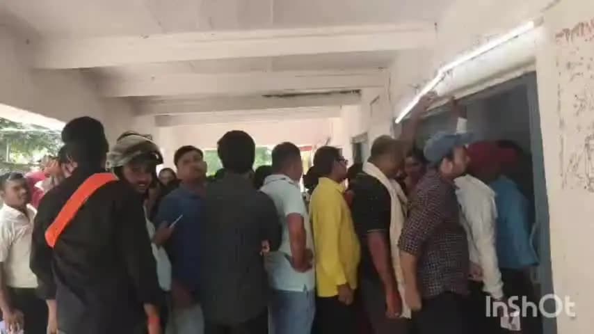 हिसुआ: हिसुआ में पटना स्नातक चुनाव के दौरान मतदान केंद्रों पर लगी लंबी कतारें, मतदान शांतिपूर्ण तरीके से संपन्न हुआ