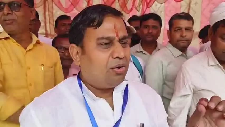 सरैया: तिरहुत स्नातक चुनाव के दिन बंशीधर बृजवासी ने शिक्षा मंत्री पर साधा निशाना, कहा- जनता मालिक है