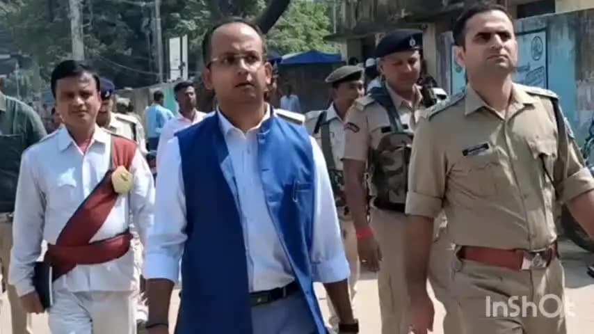 नारदीगंज: नारदीगंज में मतदान केंद्र का जायजा लेने पहुंचे डीएम रवि प्रकाश और एसपी अभिनव धीमान