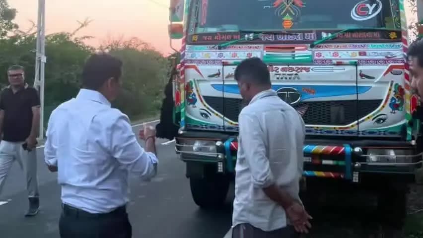 માંડવી: માંડવીના ભેરૈયા પાટિયા પાસે બિનઅધિકૃત રેતી વહન ઝડપાયું, રૂ. 25 લાખનો મુદ્દામાલ જપ્ત