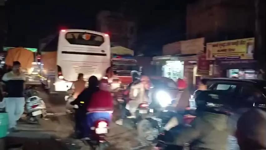 पिंजौर में बिजली संकट से हाहाकार, मेन मार्केट का कारोबार ठप; दुकानदारों की रोजी-रोटी पर संकट
सुबह से 8-9 घंटे बिजली गुल