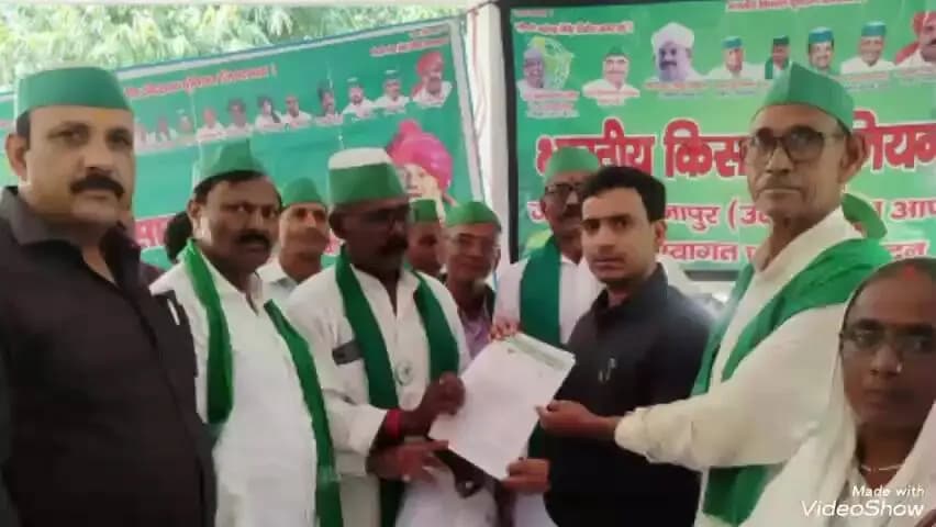 चुनार: संयुक्त किसान मोर्चा और भारतीय किसान यूनियन ने किया प्रदर्शन, एसडीएम को सौंपा ज्ञापन