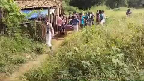 सूरजपुर: सूरजपुर जिले के बैजन पाठ में सड़क नहीं होने से ग्रामीण मरीज को खाट में ढोने के लिए मजबूर