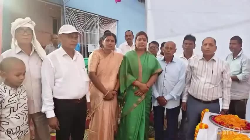 कौआकोल: कौआकोल पहुंचीं विधायक विनीता मित्र, श्रद्धांजलि सभा में शामिल होकर लोगों की समस्याएं सुनीं