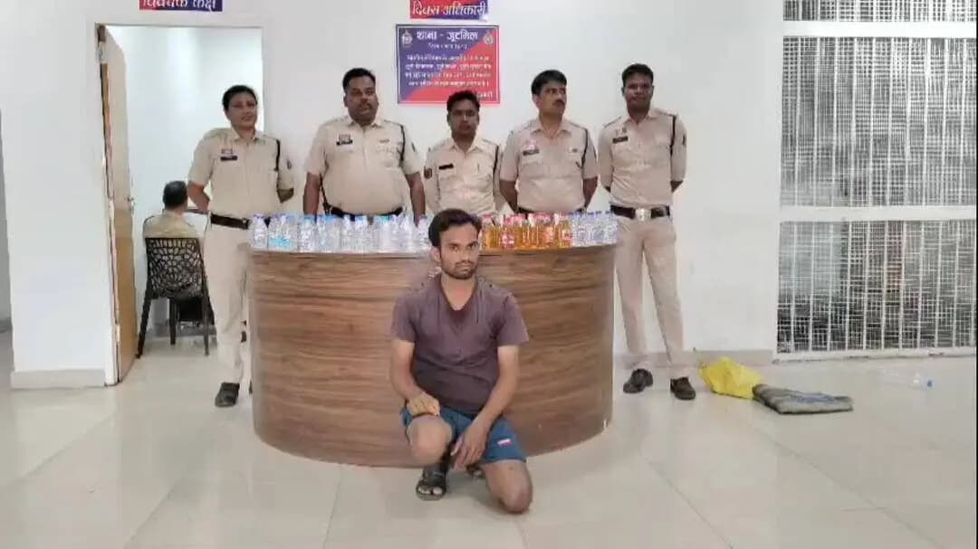 खरसिया: अवैध शराब की रेड में पुलिस से धक्का-मुक्की, तीन महिलाओं समेत चार लोगों को किया गया गिरफ्तार