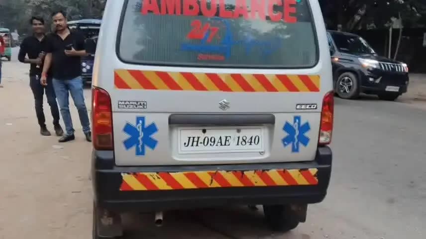 गुमला: 108 एंबुलेंस को कॉल करने पर निजी एंबुलेंस पहुंच रही, घायलों को निजी अस्पताल पहुंचा रही