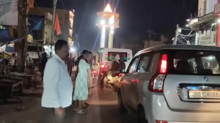 गुमला: गुमला में सड़क जाम से लोग परेशान, अतिक्रमण और पार्किंग की कमी बनी बड़ी वजह